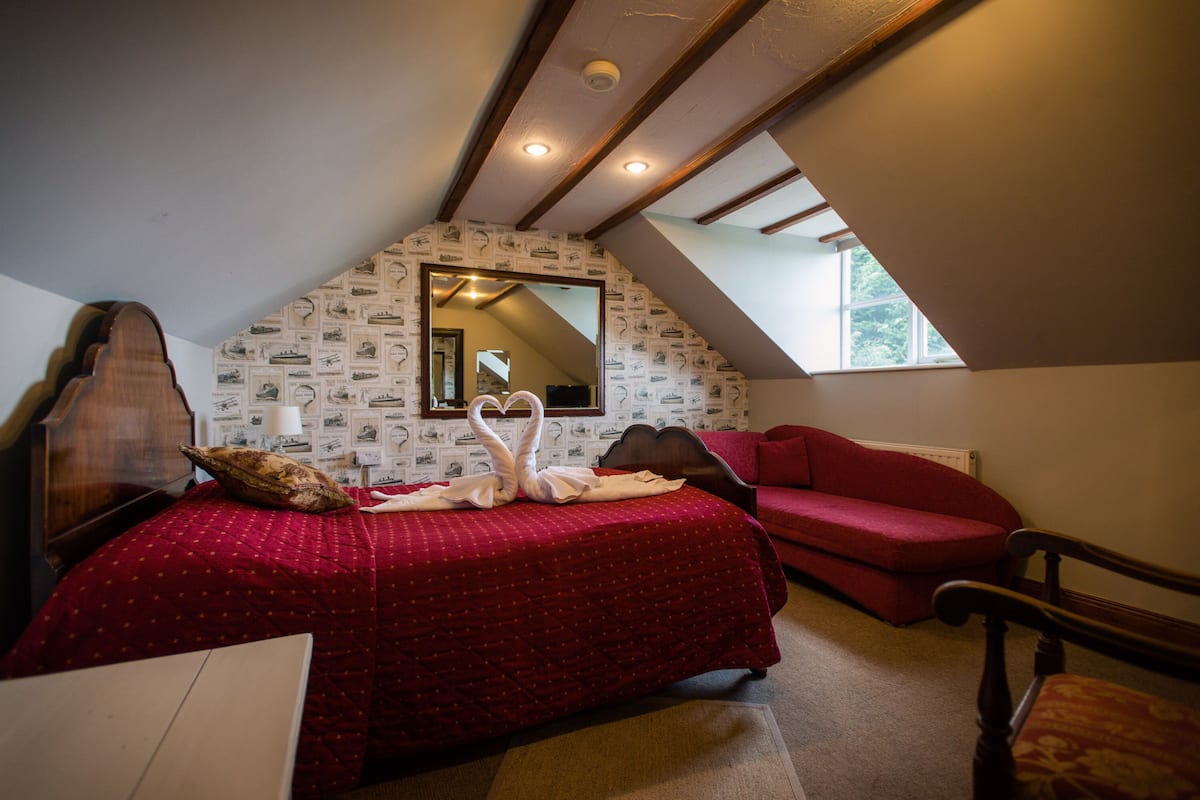 Deluxe Double Room | Desk, blackout drapes, iron/ironing board, WiFi (free)