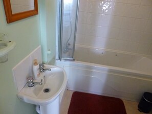 Twin Room | Bathroom | Shower, free toiletries, hair dryer, towels - Dooley's Townhouse (Wexford)
