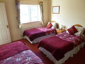 Tabla de planchar con plancha, wifi gratis y ropa de cama 