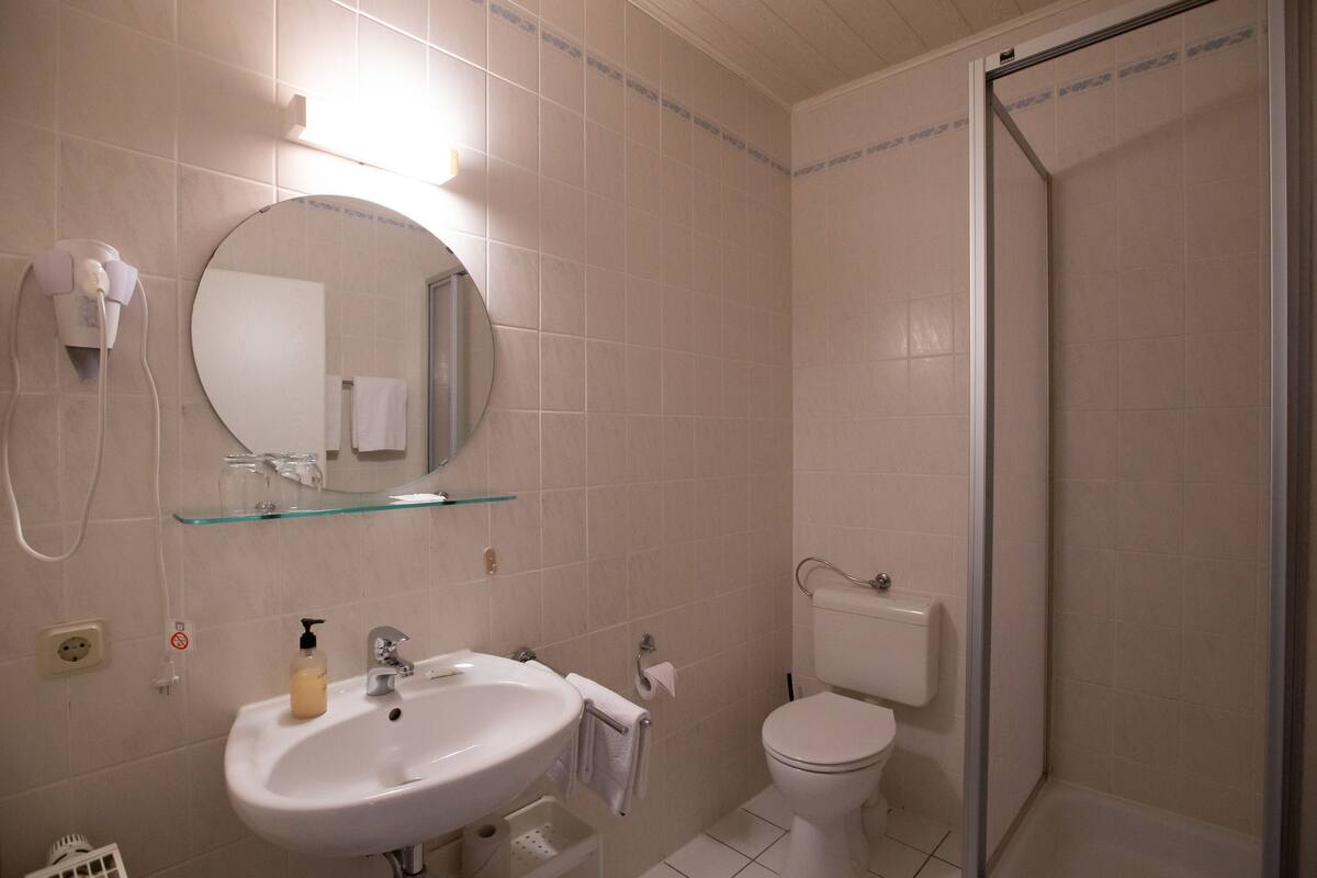 deluxe room | 2 bedrooms, individually furnished, desk, free wifi