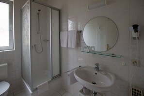 Chambre classique, 1 grand lit, non-fumeur | Salle de bain | Douche, articles de toilette (gratuits), serviettes fournies
