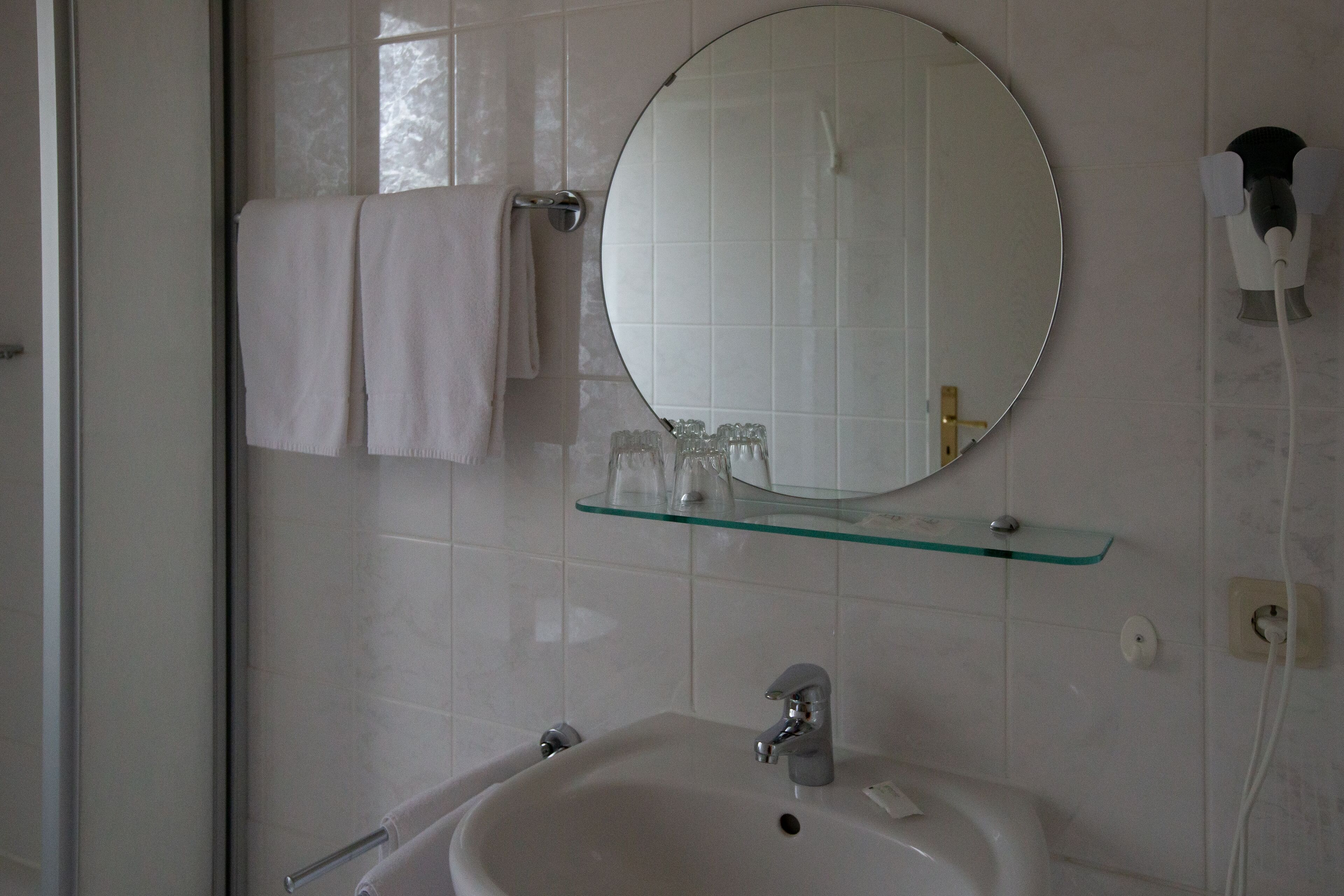 classic room, 1 queen bed, non smoking | living area | flat-screen tv