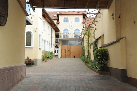 Courtyard. Hotel Schlosshof