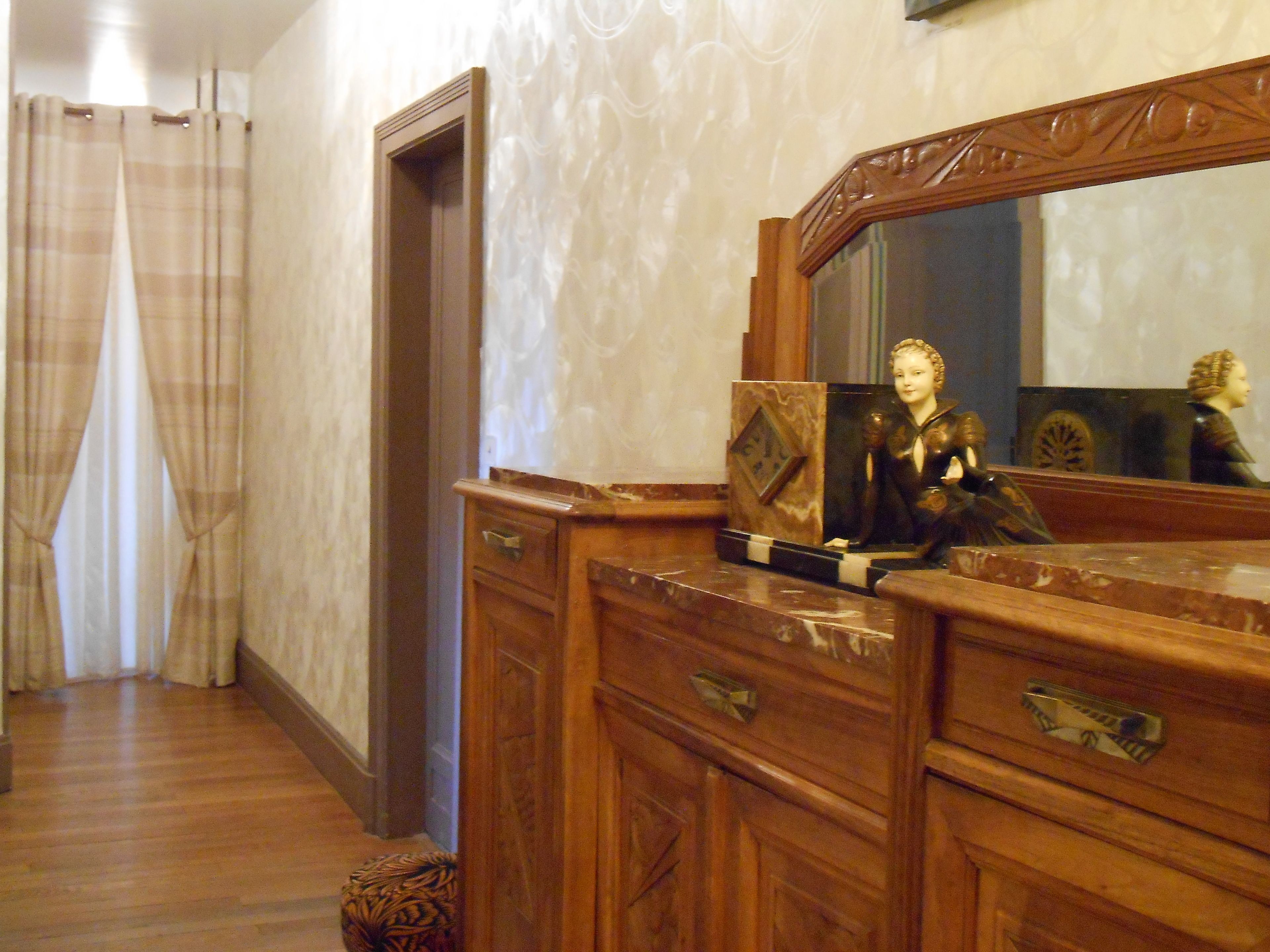 Une commode en bois avec des tiroirs et un miroir.