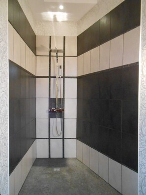 Comfort Double Room, 1 Double Bed | Bathroom shower - La Passagère (Hauterive)