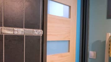 Kamar Twin (Ile d'Yeu) | Kamar mandi | Shower, pancuran hujan, perlengkapan mandi gratis, dan pengering rambut