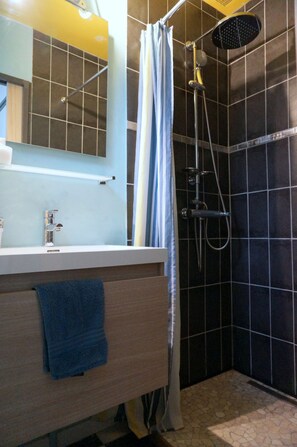 Chambre avec lits jumeaux (Ile d'Yeu) | Salle de bain | Douche, douche à « effet pluie », articles de toilette gratuits