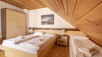 Duplex Three-Bedroom Apartment (5-10 adults) | Bureau, Wi-Fi gratuit, draps fournis
