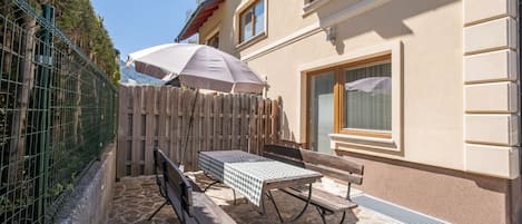 Duplex Three-Bedroom Apartment (5-10 adults) | Skrivbord, barnsängar, gratis wi-fi och sängkläder