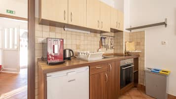 Duplex Three-Bedroom Apartment (5-10 adults) | 私人廚房 | 雪櫃、咖啡機/沖茶器、電熱水壺、餐桌