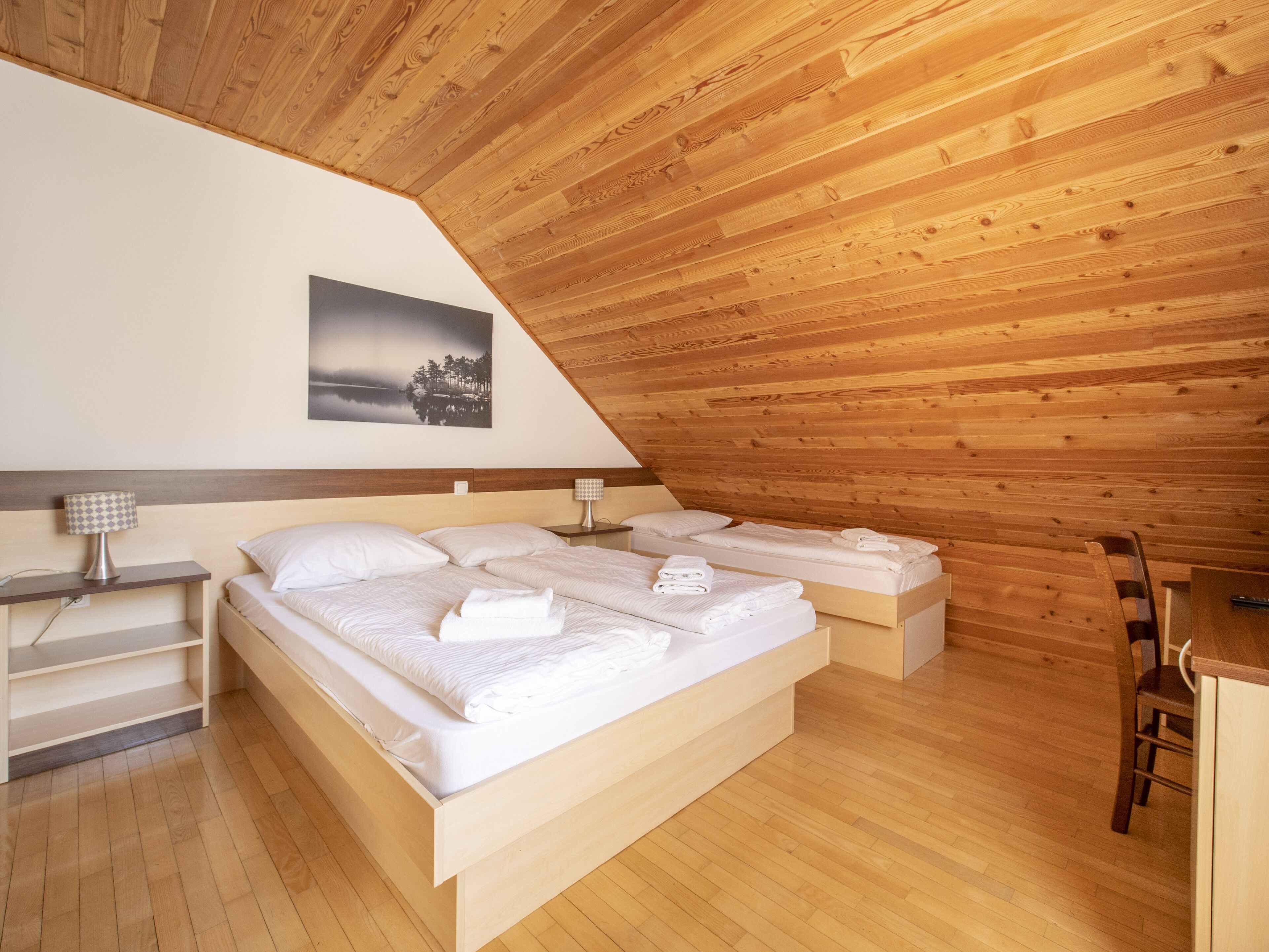 Duplex Three-Bedroom Apartment (5-10 adults) | デスク、WiFi (無料)、ベッドシーツ