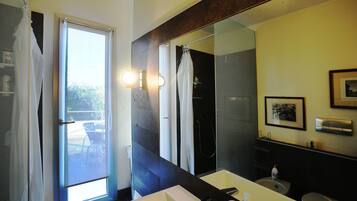Camera Comfort, terrazzo, vista mare | Bagno | Doccia, soffione a pioggia, set di cortesia gratuito, asciugacapelli