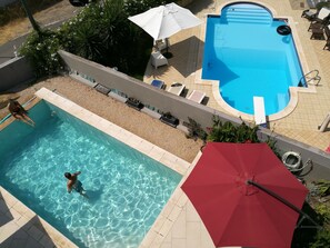 Una piscina al aire libre, una piscina infinita