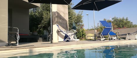 Außenpool, Infinity-Pool, Liegestühle