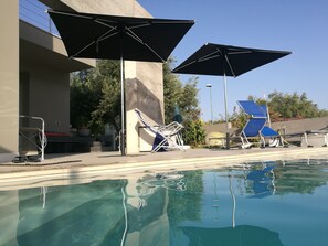 Una piscina al aire libre, una piscina infinita