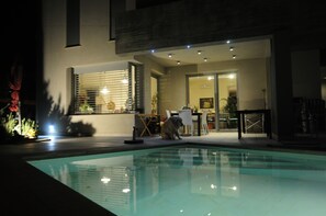 Una piscina al aire libre, una piscina infinita