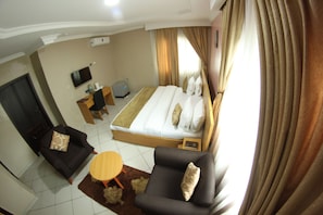 Suite, 1 King Bed, Ensuite | Premium bedding, in-room safe, desk, soundproofing - Celia's Suites (Abeokuta)