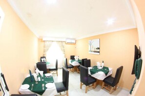 Frühstück, Mittagessen, Abendessen, lokale Küche 