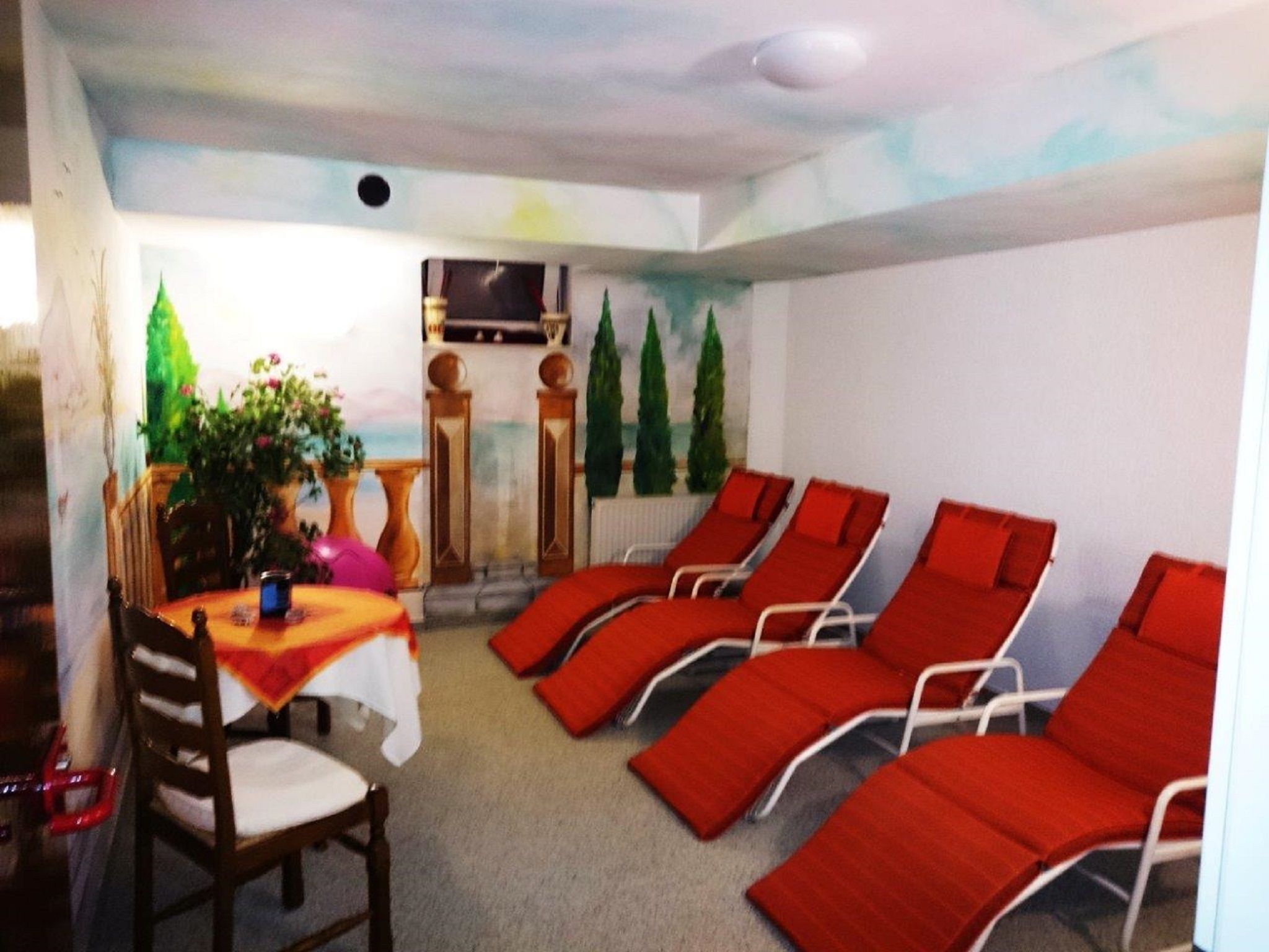 Sauna, hot tub, steam room, hot stone massages, Thai massages, massages