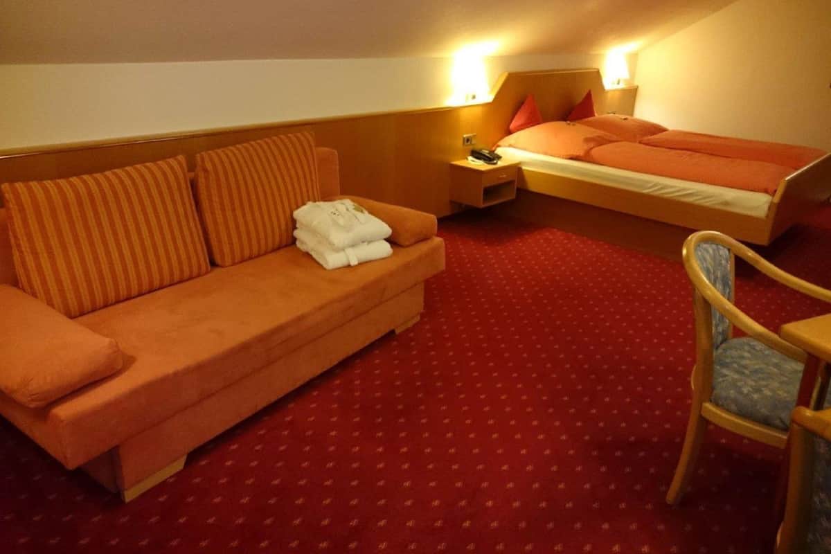 Phòng đôi Business, quang cảnh sân vườn | Bộ đồ giường kháng dị ứng, nệm Select Comfort, minibar 