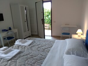 Escritorio, sistema de insonorización y camas plegables/adicionales