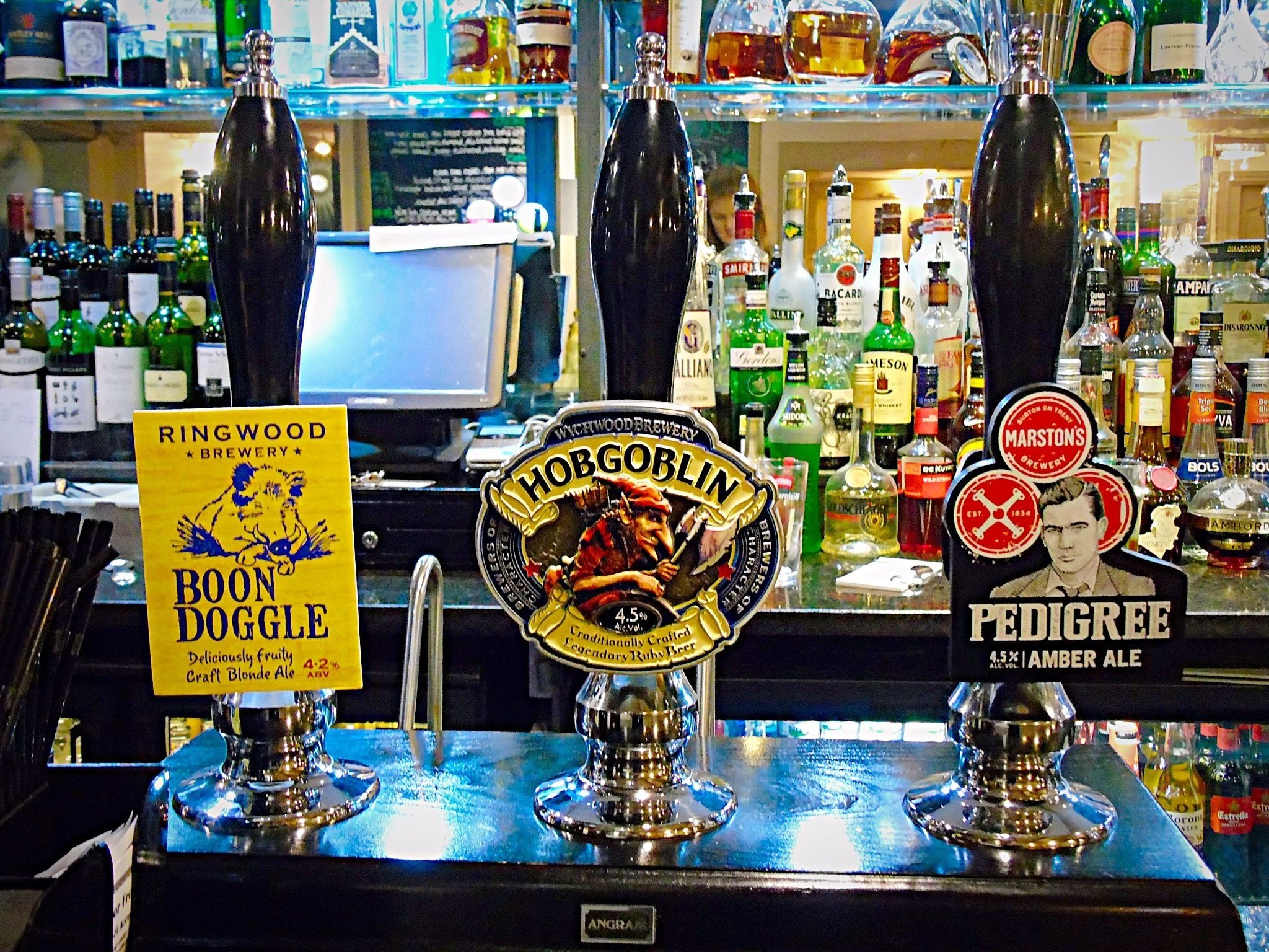 Tres grifos de cerveza con etiquetas: Ringwood Boon Doggle, Hobgoblin y Pedigree.