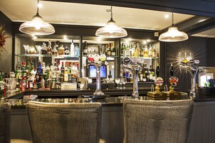 供應午餐及晚餐