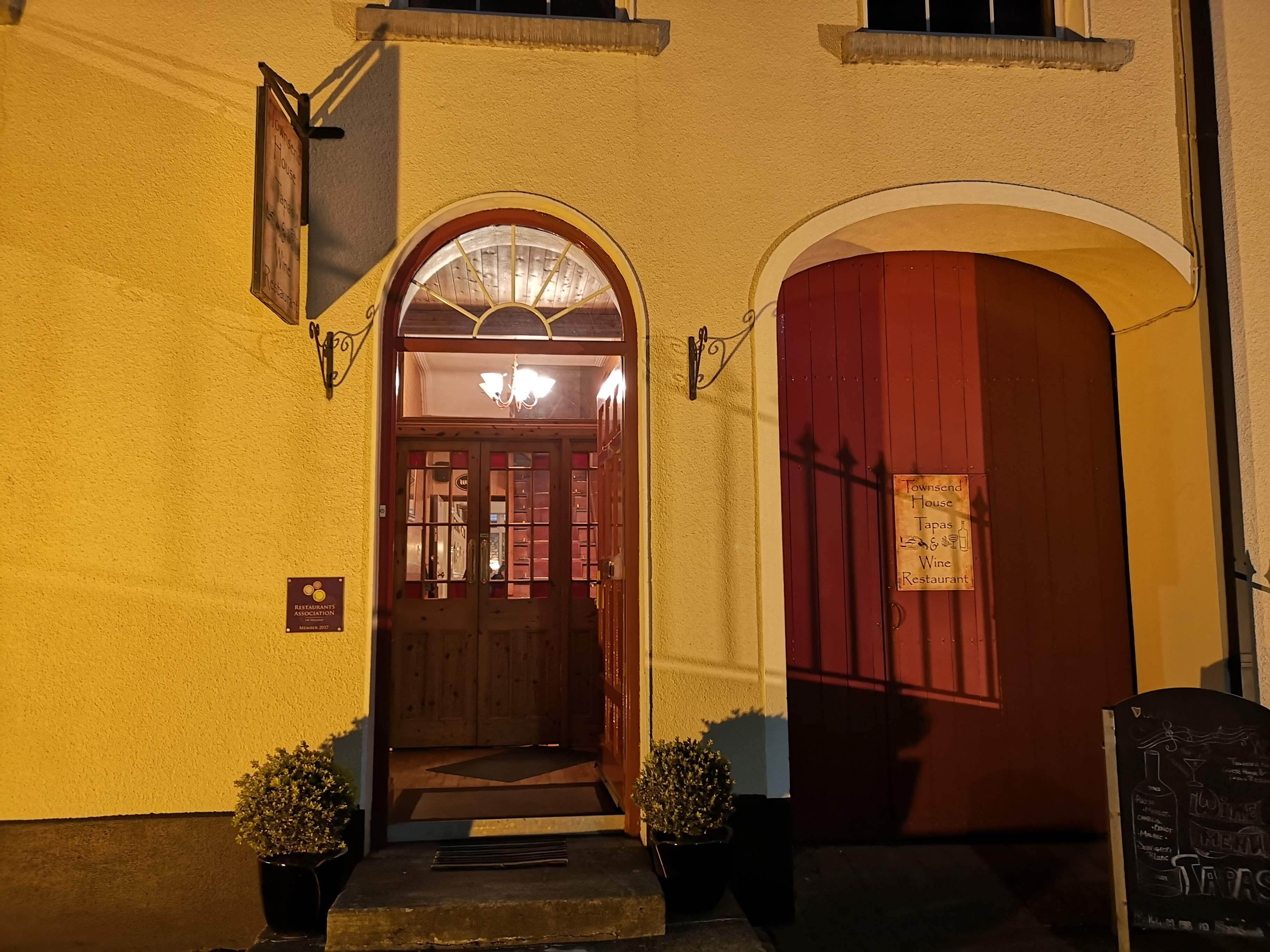 واجهة المنشأة - في المساء/الليل