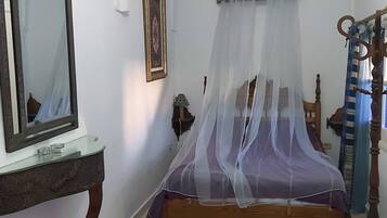 Comfort-Doppelzimmer (Warda) | Zimmersafe, individuell eingerichtet, laptopgeeigneter Arbeitsplatz