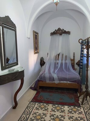 Caja de seguridad en la habitación y muebles diferentes