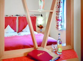 双人房 | 防过敏的被褥、客房内保险箱、办公桌、免费婴儿床