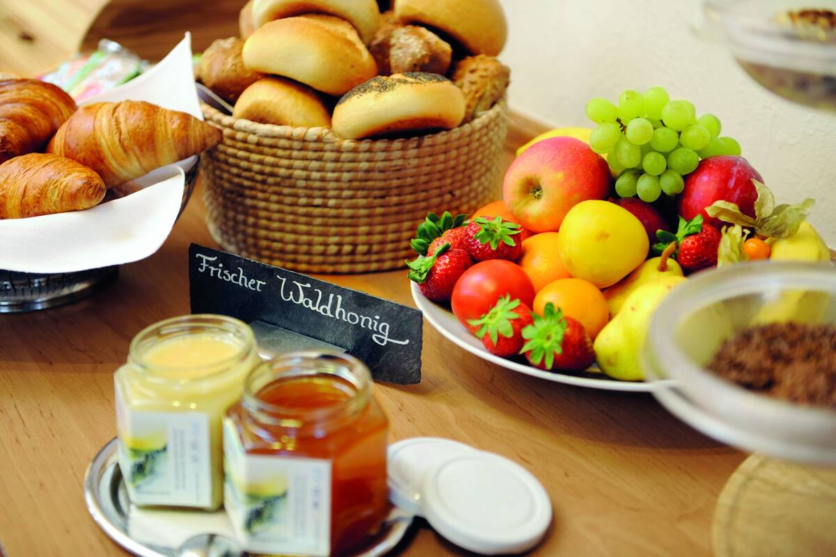 free buffet breakfast