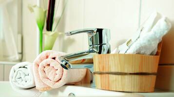 Doppelzimmer | Badezimmer | Dusche, kostenlose Toilettenartikel, Haartrockner, Handtücher