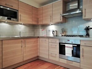 เอ็กเซกคิวทีฟอพาร์ทเมนท์, 1 ห้องนอน | ครัวส่วนตัว | ตู้เย็นขนาดใหญ่, ไมโครเวฟ, เตาอบ, เตาประกอบอาหาร