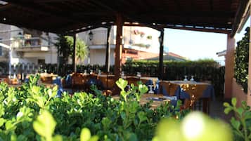 Breakfast, lunch, dinner served; Italian cuisine
