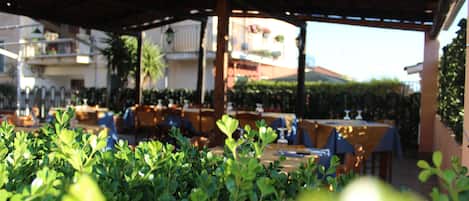 Breakfast, lunch, dinner served; Italian cuisine