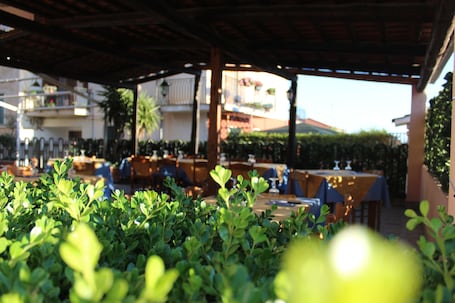 Breakfast, lunch, dinner served; Italian cuisine