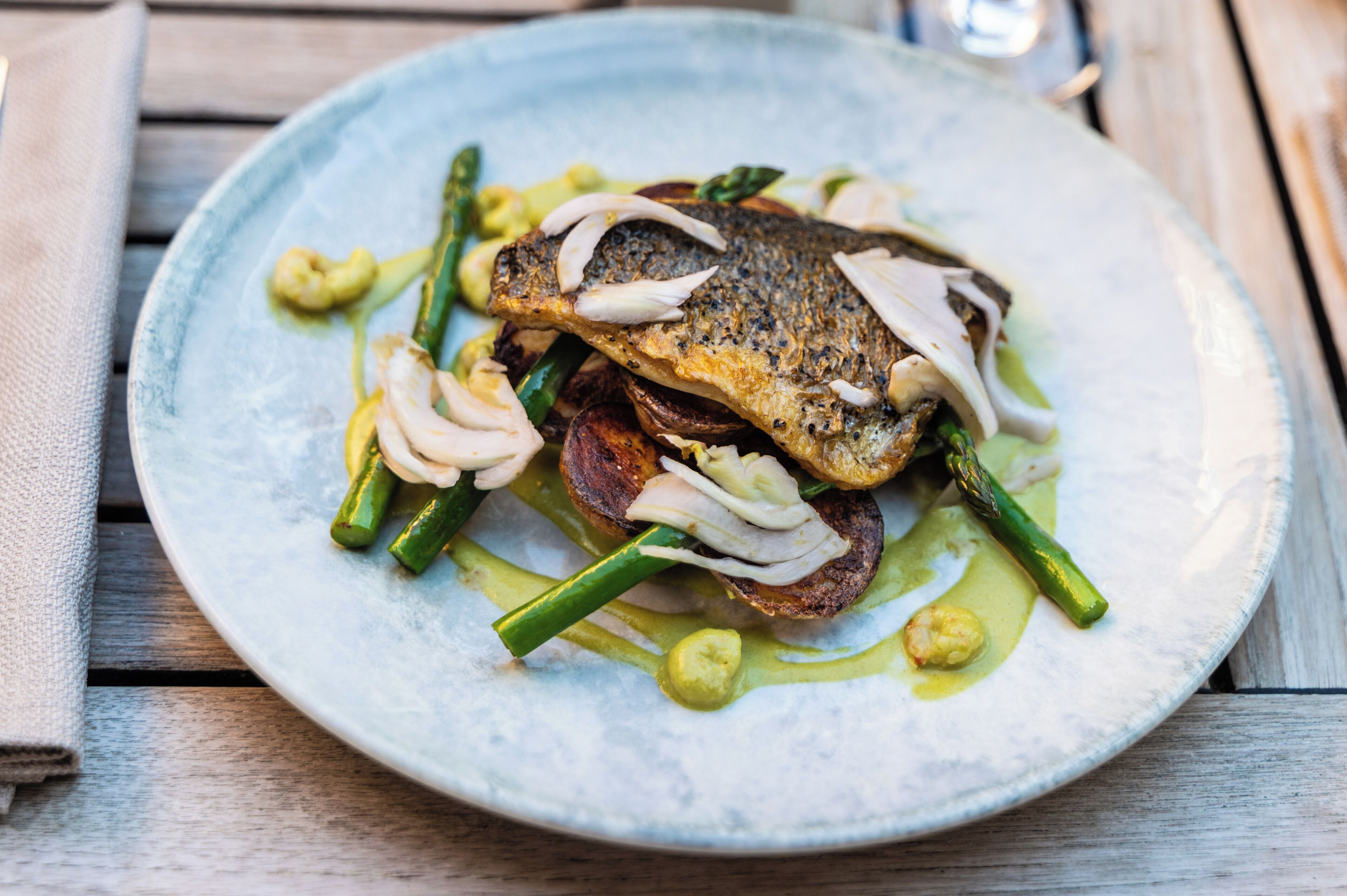 breakfast, lunch, dinner served; british cuisine