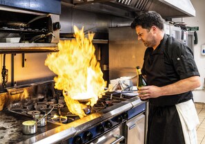 Breakfast, lunch and dinner served - The Lion Hotel (Belper)