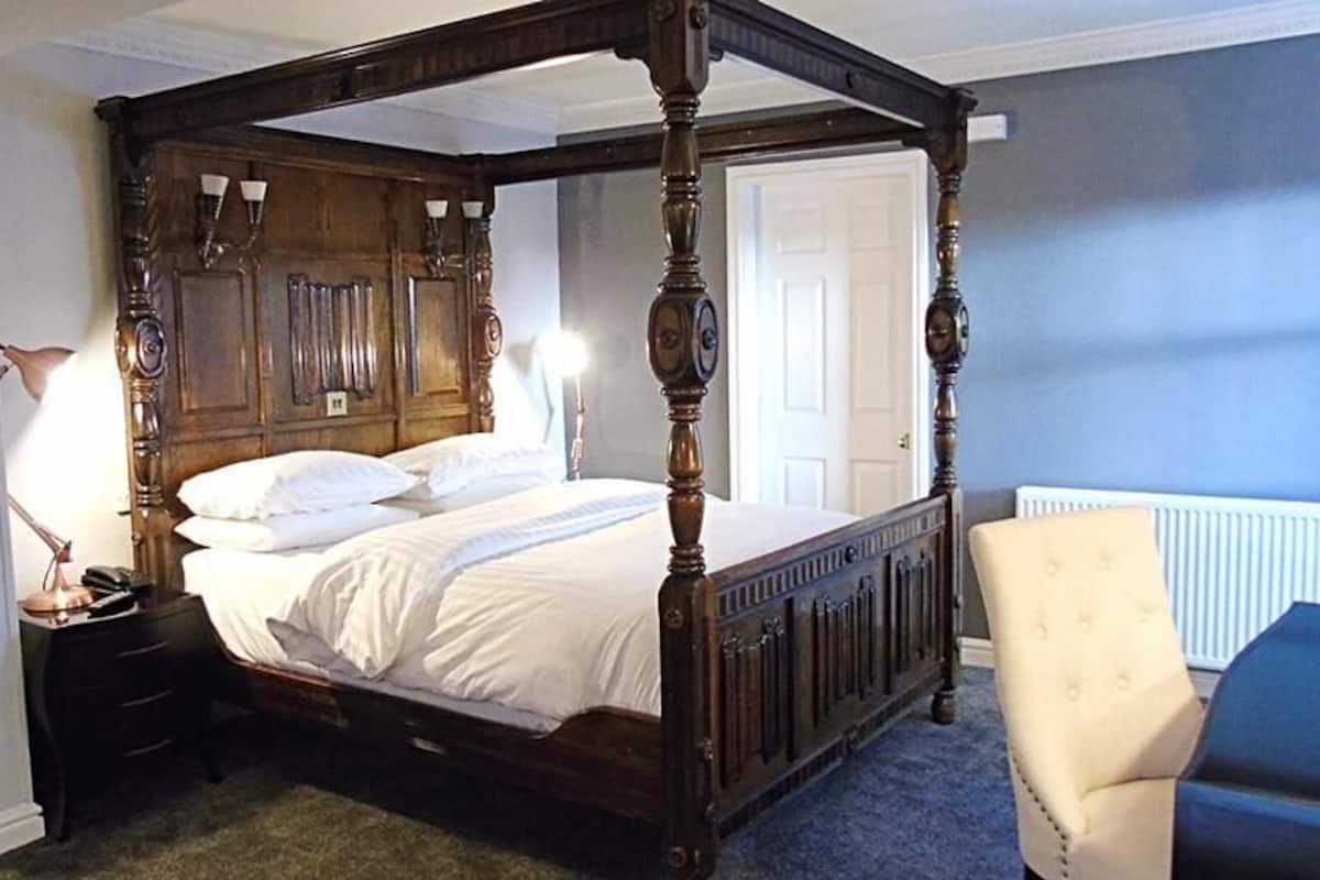 superior suite, 1 king bed | desk, iron/ironing board, free cots/infant beds, free wifi