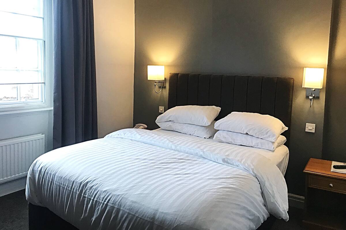 Schreibtisch, Bügeleisen/Bügelbrett, kostenlose Babybetten