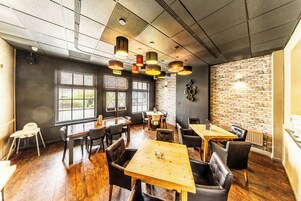 Se sirven desayunos, almuerzos y cenas; cocina británica