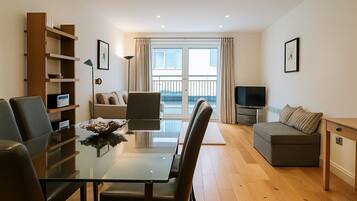 Executive Apartment, 1 Bedroom | Living area | Flat-screen TV