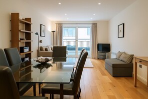 Executive Apartment, 1 Bedroom | Living area | Flat-screen TV - Still Life Tower Hill Executive (London)