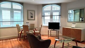 Executive Apartment, 1 Bedroom | Ruang tamu | TV skrin rata