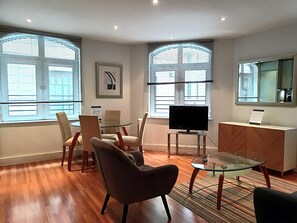Executive Apartment, 1 Bedroom | Living area | Flat-screen TV - Still Life Tower Hill Executive (London)