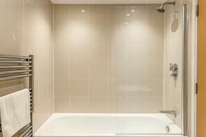 Executive-huoneisto, 1 makuuhuone | Kylpyhuone | Hiustenkuivaaja, pyyhkeet, sampoo
