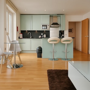 Executive-Apartment, 1 Schlafzimmer, Stadtblick | Wohnbereich | Flachbildfernseher