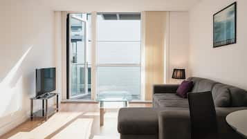 Deluxe appartement, 1 slaapkamer | Woonruimte | Een flatscreentelevisie