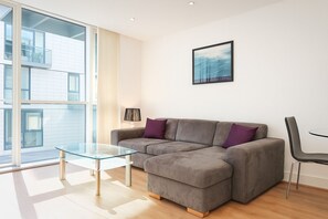 Deluxe appartement, 1 slaapkamer | Woonruimte | Een flatscreentelevisie